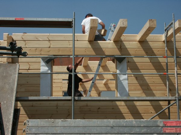 die Deckenbalken werden gelegt