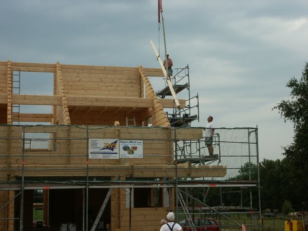 die ersten Sparren kommen!