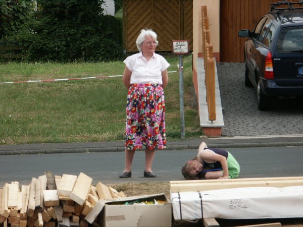 Oma beobachtet's genau