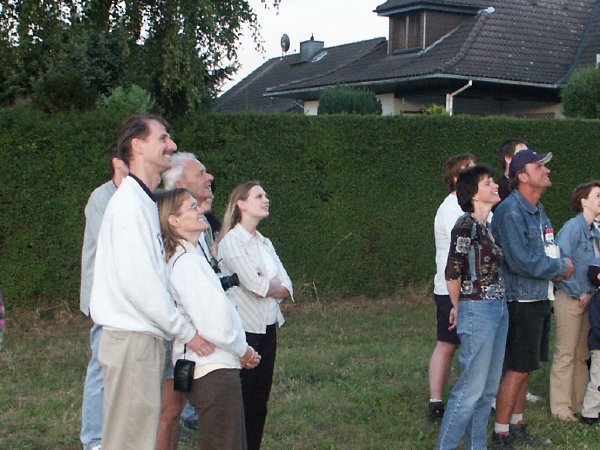 viele Helfer und Nachbarn sind versammelt
